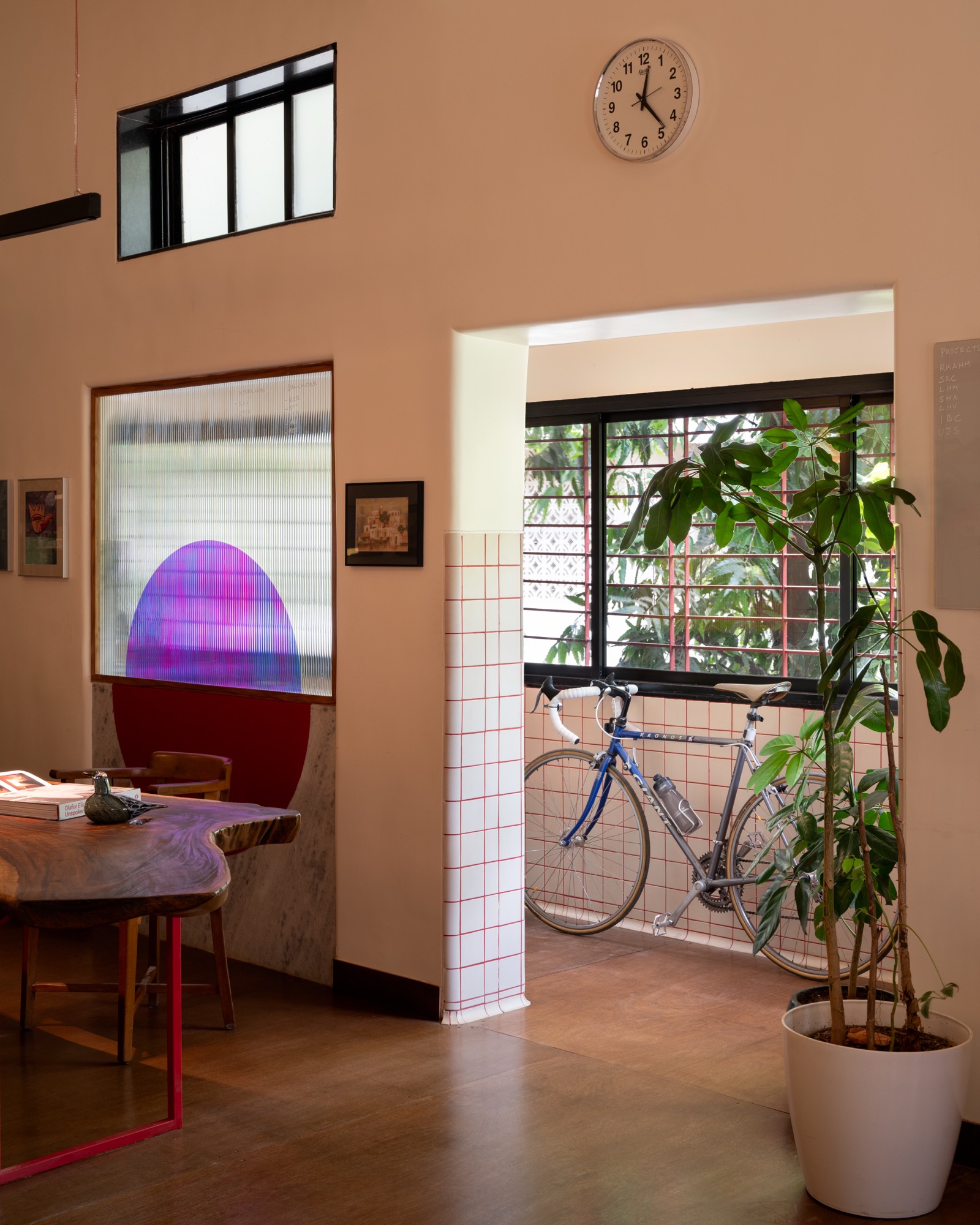 Studio Pomegranate, Mumbai — Work spaces by Studio Pomegranate