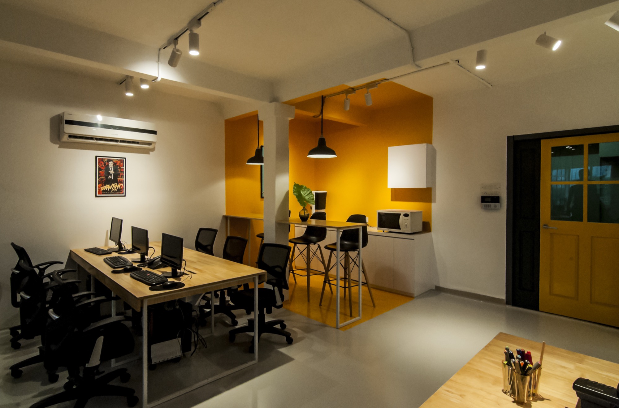 Yellow Advertising, Mumbai — Work spaces by Studio Pomegranate